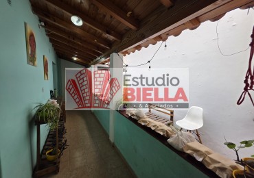 Casa en venta en Alberdi al 500